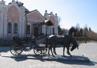 Губернский музей и скульптурная композиция «Пара коней, запряженных в экипаж», отлитая в бронзе. 