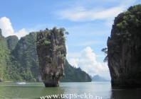 Популярным на весь мир туристическим атракционом стал маленький известняковый островок Ко Тапу в заливе Пхангнга, который после съемок фильма "Человек