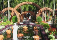 Рядом с садом орхидей находится сад горшков, в котором можно увидеть разнообразные скульптуры, собранные из цветочных глиняных горшочков.