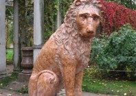 Скульптура льва возле Перголы в Собственном саду 